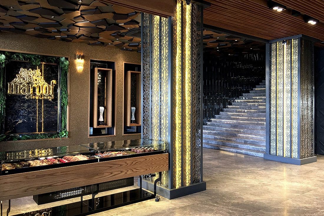 cevat-aksoy-tasarim, sadece-creative-studio, maroof-cafe-lounge, masa-tasarim, pasta-stand-tasarım, kolon-giydirme, aydinlatma, loca-tasarim, tavan-dekoru, merdiven-dekoru